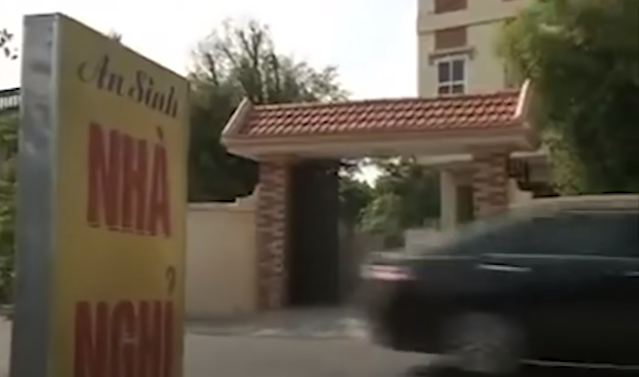 Sau đó, hắn lạnh lùng dùng dao cắt áo chị Hợp, mang áo và đôi dép đi giấu cách vị trí gây án khoảng 3m. Giấu xong, hắn kéo nạn nhân vào giữa khe hai đống cát, tháo sợi dây chuyền, lấy điện thoại rồi cào cát phủ lên. Sau đó, Sơn đi về phía làng Vòi, xã Mỹ Thuận, huyện Mỹ Lộc vứt dao xuống ao đình rồi quay lại nhà nghỉ An Sinh lục tìm đồ đạc còn lại của chị Hợp.