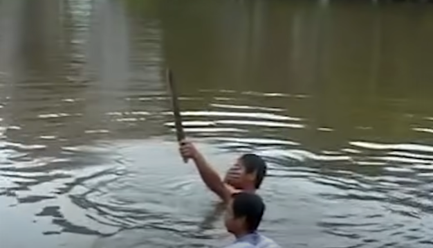 Sau khi lấy đi những vật dụng có giá trị, hắn đem quần áo và túi xách của nạn nhân ra cầu Châu Giang, xã Hưng Long, huyện Bình Lục vứt xuống sông. Tên sát thủ yên chí rằng hắn gây án vào ban đêm, vả lại đã xóa dấu vết, phi tang vật chứng nên Công an sẽ không thể tìm ra hắn. Không ngờ, chỉ 5 ngày sau khi gây án, hắn đã bị tóm gọn.