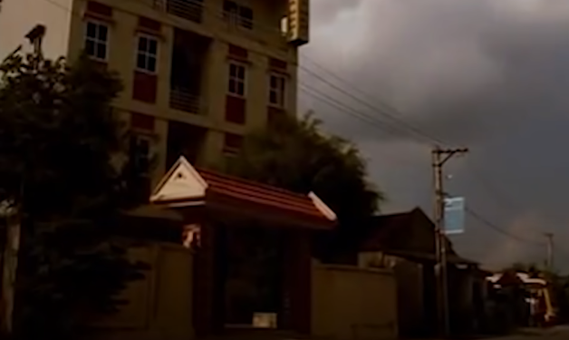 Sau đó, Sơn đón chị Hợp tại khu vực cầu Họ, xã Trung Lương bằng xe máy nhãn hiệu Wave RS, BKS: 90B1-12662. Sau khi cả hai uống nước ở một quán giải khát, Sơn chở thẳng người đẹp đến nhà nghỉ An Sinh, thuộc xã Trung Lương để “tâm sự”. Sau khi thỏa mãn, tên Sơn có ý định sát hại chị Hợp để cướp tài sản.