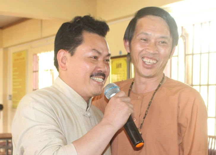 Ban đầu, bà Phương Hằng cho rằng, nghệ sĩ Hoài Linh và ông Võ Hoàng Yên có mối quan hệ thân thiết và yêu cầu nam nghệ sĩ phải lên tiếng về chuyện chữa bệnh của ông Yên. Suốt khoảng thời gian đó, Hoài Linh chọn cách "im lặng", mãi cho đến khi bà Hằng lên tiếng việc nam danh hài "ngâm" hơn 14 tỷ đồng tiền từ thiện, Hoài Linh mới lên tiếng, nhận lỗi về phía mình.