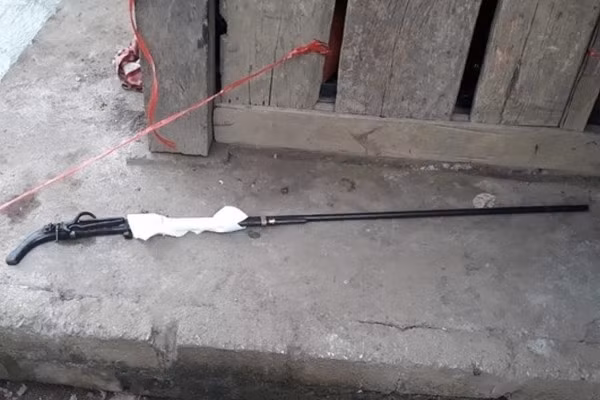  Chồng dùng súng tự chế bắn vợ tử vong: Ngày 23/3, lãnh đạo UBND huyện Tam Đường, tỉnh Lai Châu cho biết, trưa 21/3, nghi phạm Giàng A Cáng (SN 2005, trú tại bản Cò Lọt Mông, xã Bản Bo, huyện Tam Đường) dùng súng tự chế bắn vào đầu chị Lù Thị V. (SN 2002) khiến nạn nhân tử vong. Hiện vụ việc đang được cơ quan chức năng điều tra, làm rõ.