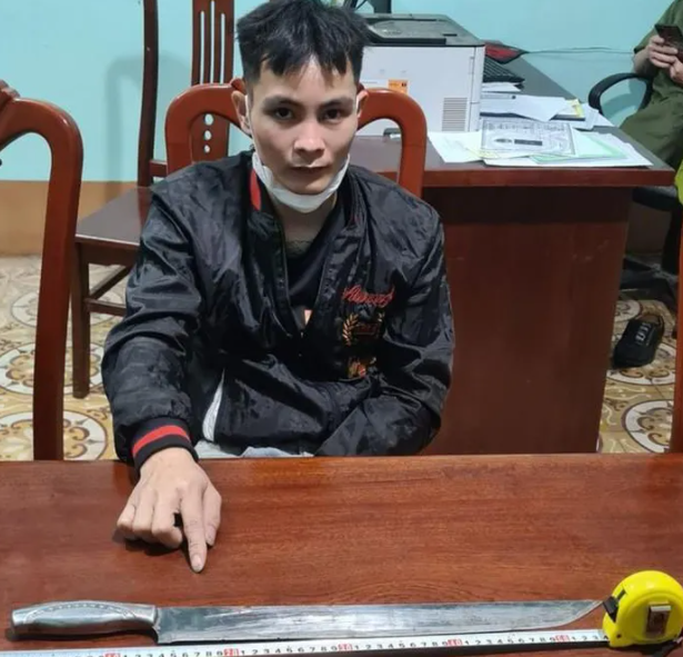  Bị cấm yêu đương, vác dao chém bố người yêu nhập viện: Bực tức vì bị ngăn cấm chuyện tình cảm, Hoàng Văn Hiếu (SN 1996, trú huyện Yên Thế, Bắc Giang) đã dùng mã tấu chém bố bạn gái là anh Lăng Văn Hiện (SN 1982, trú cùng huyện) nhập viện. Ngày 23/3, Công an huyện Yên Thế cho biết đang điều tra, làm rõ. 
