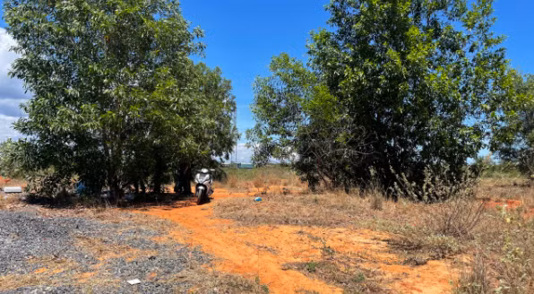  Phát hiện thi thể thầy giáo: Sáng 23/3, một người dân ngụ xã Hàm Thắng, huyện Hàm Thuận Bắc, Bình Thuận khi đi qua khu đất trống thì phát hiện xe máy tay ga cùng thi thể anh Huỳnh Thanh H. (SN 1973, ngụ huyện Hàm Thuận Bắc - là giáo viên tại một trường THPT ở huyện) thi thể nạn nhân nằm có 1 chai nhựa, 1 gói thuốc lá và áo khoác.