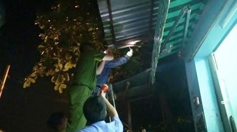  Sửa mái tôn, chú rể bị điện giật tử vong trước ngày cưới: Ngày 23/3, UBND xã Đồng Văn, huyện Thanh Chương, Nghệ An cho biết trên địa bàn vừa xảy ra vụ điện giật tử vong. Theo đó, trong lúc trèo lên mái tôn sửa chữa mái tôn để chuẩn bị lễ cưới cho mình, anh N.X.C (SN 1997, trú tại xã Đồng Văn) không may bị điện giật rơi từ trên cao xuống đất. (Ảnh minh hoạ)