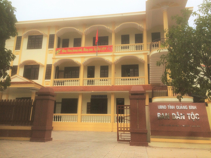  Kỷ luật nguyên Trưởng Ban Dân tộc tỉnh Quảng Bình: Ngày 23/3, UBKT) Tỉnh ủy Quảng Bình cho biết đã quyết định thi hành kỷ luật bằng hình thức cảnh cáo đối với ông Đặng Thái Tôn - nguyên Bí thư Chi bộ, nguyên Trưởng Ban Dân tộc tỉnh. Ông Tôn bị kỷ luật cảnh cáo vì có những khuyết điểm, vi phạm trong quá trình công tác khi còn đương chức.