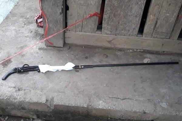  Chồng dùng súng tự chế bắn vợ tử vong: Ngày 23/3, lãnh đạo UBND huyện Tam Đường, tỉnh Lai Châu cho biết, trưa 21/3, nghi phạm Giàng A Cáng (SN 2005, trú tại bản Cò Lọt Mông, xã Bản Bo, huyện Tam Đường) dùng súng tự chế bắn vào đầu chị Lù Thị V. (SN 2002) khiến nạn nhân tử vong. Hiện vụ việc đang được cơ quan chức năng điều tra, làm rõ.