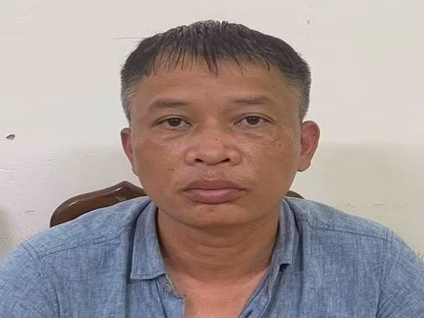  Giả danh Công an để lừa đảo chiếm đoạt tài sản: Nổ rằng mình là công an Nguyễn Trung Thành (SN 1975, ngụ quận Tây Hồ, TP Hà Nội) đã nói dối điện thoại mình hết pin mượn điện thoại của một tài xế taxi ở Hà Tĩnh rồi bỏ trốn. Ngày 23/3, Công an TP Hà Tĩnh cho biết vừa bắt giữ Thành để điều tra, làm rõ.