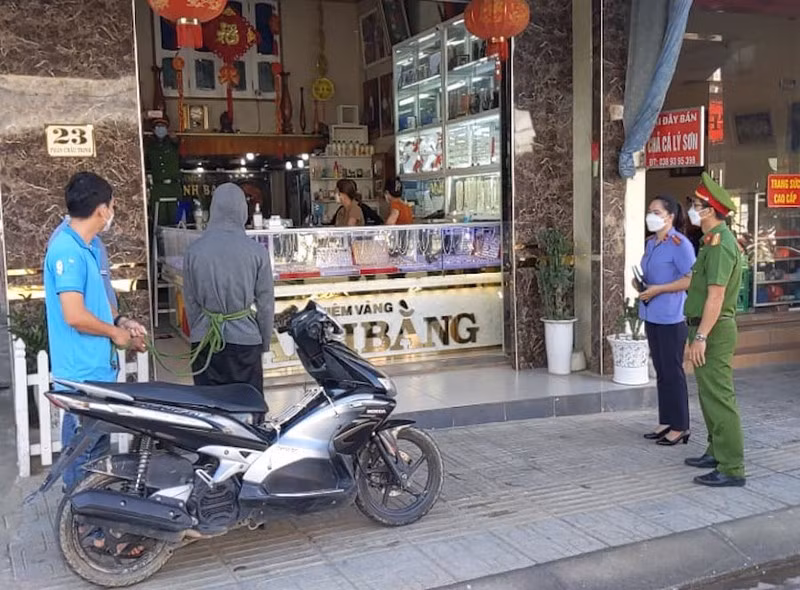  Giả đến tiệm mua vàng rồi giật chạy: Phạm Ngọc Duy (30 tuổi, ngụ huyện Tiên Phước, Quảng Nam) đến tiệm vàng ở huyện Bắc Trà My giả vờ hỏi mua dây chuyền vàng loại 4 chỉ và lách vàng 3 chỉ rồi cầm vàng bỏ chạy. Ngày 23/3, Công an huyện Bắc Trà My cho biết đang tạm giữ Duy để điều tra, làm rõ. 