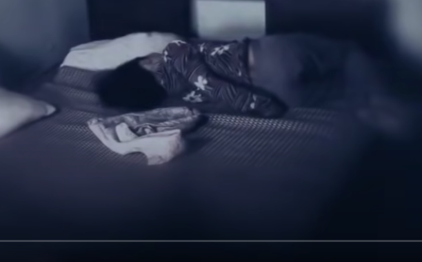 Sơ bộ xác định: Nạn nhân đã tử vong trước đó, thi thể đang trong giai đoạn phân hủy. Đáng chú ý, thời điểm phát hiện vụ việc căn nhà của bà Hạt bị khóa trái cửa song bên trong chiếc tủ có dấu hiệu bị cậy phá, chăn màn trên giường bị xáo trộn, chiếc xe máy, điện thoại của nạn nhân đã bị mất.