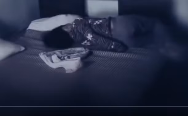 Sơ bộ xác định: Nạn nhân đã tử vong trước đó, thi thể đang trong giai đoạn phân hủy. Đáng chú ý, thời điểm phát hiện vụ việc căn nhà của bà Hạt bị khóa trái cửa song bên trong chiếc tủ có dấu hiệu bị cậy phá, chăn màn trên giường bị xáo trộn, chiếc xe máy, điện thoại của nạn nhân đã bị mất.