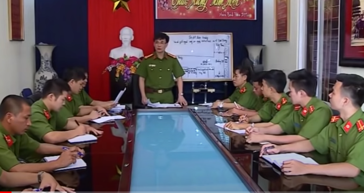 Đánh giá hiện trường, Ban chuyên án nhận định, đây là vụ án giết người cướp tài sản. Nạn nhân bị chết do ngạt, hiện trường chính bên trong căn nhà bị khóa trái cửa cho thấy thủ phạm rất thông thuộc đường đi lối lại, nhiều khả năng là người quen của nạn nhân. Trước tính chất nghiêm trọng của vụ việc, lãnh đạo PC45 - Công an tỉnh và Công an huyện Kinh Môn đã chỉ đạo các mũi trinh sát khẩn trương tiến hành rà soát nhanh các mối quan hệ của nạn nhân, tổ chức điều tra, sàng lọc hàng chục đối tượng có biểu hiện nghi vấn trên địa bàn.