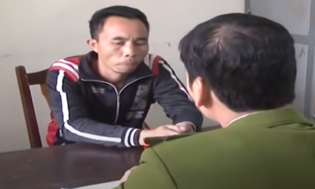 Khoảng 12h ngày 3/1/2016, Tám gọi điện cho bà Hạt rồi đi ô tô khách xuống Kinh Môn. Tới nơi trời đã tối, Tám mua ít đồ ăn và 1 chai rượu vào nhà bà Hạt cùng ăn uống. Đến 22h cùng ngày, hai người đi ngủ và quan hệ tình dục với nhau. Rạng sáng 4/1, Tám tỉnh giấc và đòi lại khoản tiền nhưng bà Hạt nói chưa có để trả, hai bên lời qua tiếng lại một lúc rồi đi ngủ tiếp.