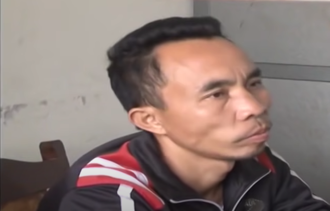 Theo lời Tám, vào một buổi chiều từ công ty ra mua ít đồ, gặp trời mưa Tám vội chạy vào gốc cây trước cửa nhà bà Hạt trú tạm. Thấy vậy, bà Hạt chủ động làm quen với Tám. Rồi dần dần hai chị em trở nên thân thiết hơn, người đàn bà đơn thân và người đàn ông kém tuổi, thiếu vắng hơi ấm của vợ đã bị cuốn vào mối tình vụng trộm. Tám thường xuyên qua nhà bà Hạt ăn nghỉ tại đây, nhưng chỉ tới vào buổi tối nên chuyện dan díu giữa hai người khá kín đáo.