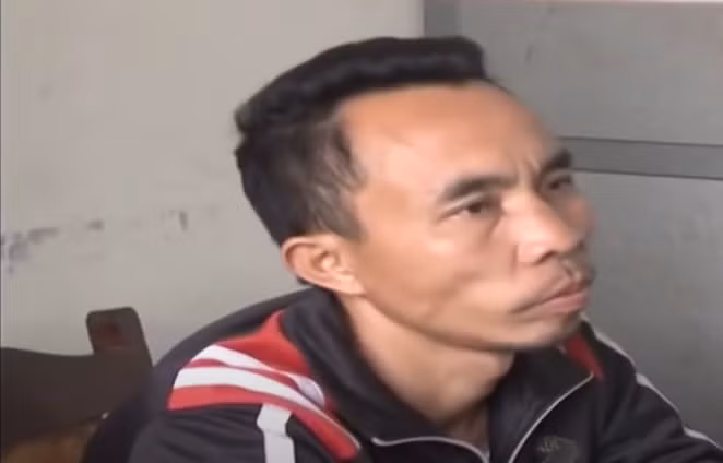 Theo lời Tám, vào một buổi chiều từ công ty ra mua ít đồ, gặp trời mưa Tám vội chạy vào gốc cây trước cửa nhà bà Hạt trú tạm. Thấy vậy, bà Hạt chủ động làm quen với Tám. Rồi dần dần hai chị em trở nên thân thiết hơn, người đàn bà đơn thân và người đàn ông kém tuổi, thiếu vắng hơi ấm của vợ đã bị cuốn vào mối tình vụng trộm. Tám thường xuyên qua nhà bà Hạt ăn nghỉ tại đây, nhưng chỉ tới vào buổi tối nên chuyện dan díu giữa hai người khá kín đáo.