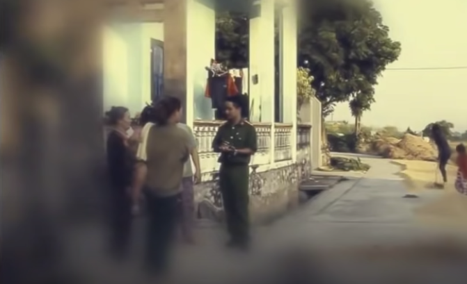 Theo lời kể của hàng xóm, bà Hạt vốn là một phụ nữ có chút nhan sắc nhưng cuộc sống vợ chồng không hạnh phúc. Ly dị chồng đã lâu, các con đều đã trưởng thành và có gia đình riêng nên hàng ngày bà sống một mình tại căn nhà ở thôn Lĩnh Đông. Dù vậy, bản thân bà Hạt lại có những mối quan hệ khá phức tạp, trong khi thời điểm xảy ra vụ việc lại không có nhân chứng trực tiếp nên công tác điều tra ban đầu gặp khá nhiều khó khăn.