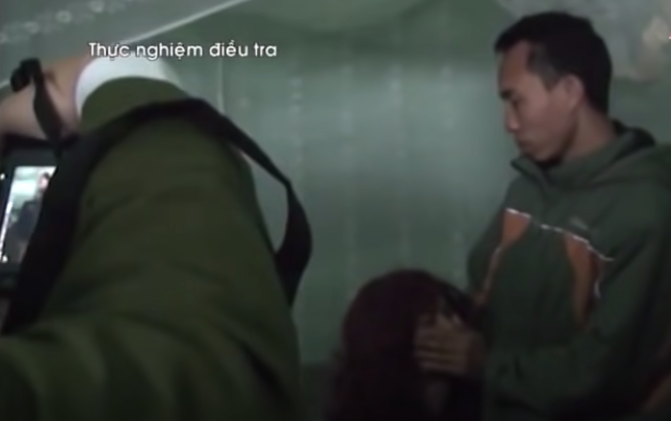 Đến 4h cùng ngày, Tám tiếp tục tỉnh giấc đòi tiền thì bà Hạt nói không có. Lúc này, nhìn thấy chiếc xe máy Honda BKS: 34D1-02498 của bà Hạt dựng ở dưới gian bếp, Tám liền dắt ra thì bà Hạt kêu lên “Định cướp à”. Tức tối, gã “phi công trẻ” dựng xe, đẩy tình nhân ngã xuống giường rồi một tay bóp cổ, một tay dùng gối bịt vào mũi, mồm cho đến lúc nạn nhân không còn giẫy giụa.