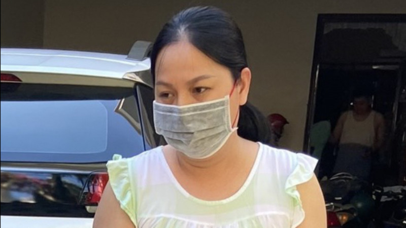  Nổ "quen nhiều VIP trên Trung ương" ôm gọn 3 tỷ "chạy sổ đỏ": Mặc dù không quen biết, không làm được các thủ tục giấy tờ liên quan đến đất đai nhưng Nguyễn Thị Diễm Phúc (SN 1981, ở Khánh Hòa) giới thiệu có quen biết với một số lãnh đạo ở Trung ương và địa phương nên nhận làm được sổ đỏ chiếm đoạt số tiền 3 tỷ đồng của bị hại ở Đồng Nai.