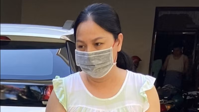  Nổ "quen nhiều VIP trên Trung ương" ôm gọn 3 tỷ "chạy sổ đỏ": Mặc dù không quen biết, không làm được các thủ tục giấy tờ liên quan đến đất đai nhưng Nguyễn Thị Diễm Phúc (SN 1981, ở Khánh Hòa) giới thiệu có quen biết với một số lãnh đạo ở Trung ương và địa phương nên nhận làm được sổ đỏ chiếm đoạt số tiền 3 tỷ đồng của bị hại ở Đồng Nai.