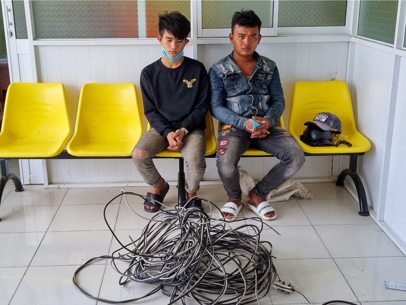  2 thanh niên cắt trộm hàng trăm mét dây điện để lấy lõi đồng: Nguyễn Minh Thuận (19 tuổi, ngụ TP Rạch Giá) và Danh Tình (29 tuổi, ngụ huyện An Biên, tỉnh Kiên Giang) đã rủ nhau đi cắt trộm hàng trăm mét dây điện đèn chiếu sáng công cộng ở TP Rạch Giá để đốt lấy dây đồng mang bán mua ma túy.