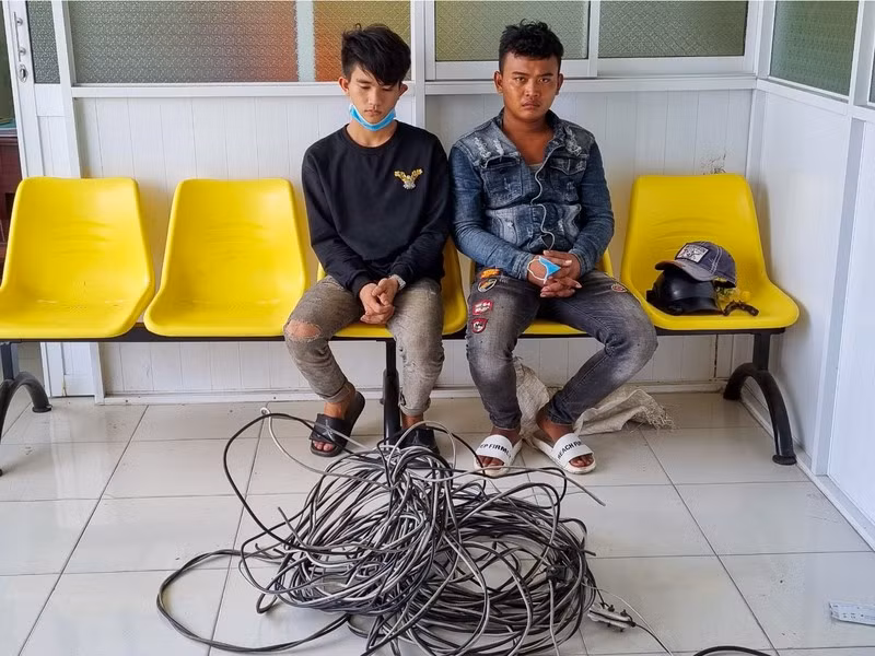  2 thanh niên cắt trộm hàng trăm mét dây điện để lấy lõi đồng: Nguyễn Minh Thuận (19 tuổi, ngụ TP Rạch Giá) và Danh Tình (29 tuổi, ngụ huyện An Biên, tỉnh Kiên Giang) đã rủ nhau đi cắt trộm hàng trăm mét dây điện đèn chiếu sáng công cộng ở TP Rạch Giá để đốt lấy dây đồng mang bán mua ma túy.