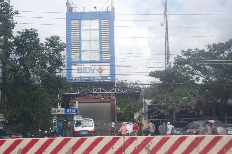  Nam thanh niên cầm vật giống súng cướp ngân hàng: Chiều 28/3, một thanh niên bịt khẩu trang chạy vào phòng giao dịch của ngân hàng BIDV nằm trên QL 13 ở thị trấn Lai Uyên, huyện Bàu Bàng, Bình Dương. Khi vào bên trong, người này bất ngờ rút ra một vật giống súng đe dọa nhân viên ngân hàng yêu cầu đưa tiền. Trong lúc đợi lấy tiền thì đối tượng bị bảo vệ và nhân viên ngân hàng lao vào bắt giữ. 