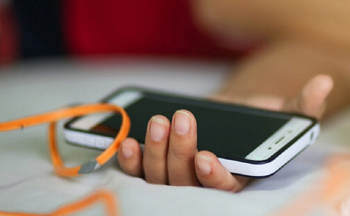  Người phụ nữ tử vong trên giường khi đang sạc điện thoại: Ngày 22/3, UBND xã Lộc Yên, huyện Hương Khê, tỉnh Hà Tĩnh cho biết, tối 21/3, trong lúc qua nhà chị M.T.D. (SN 1993, ngụ thôn Thái Yên), người thân phát hiện chị D. tử vong, tay cầm chiếc điện thoại đang cắm sạc pin. Nguyên nhân ban đầu chị D. tử vong là do rò rỉ điện từ dây sạc điện thoại.