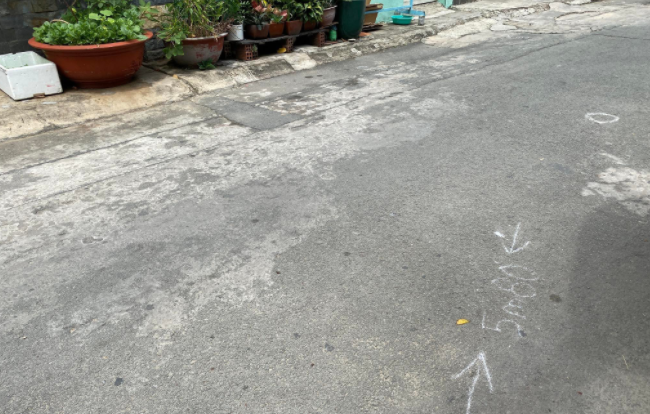  Cụ bà 80 tuổi đi bộ trong hẻm bị xe tải chạy lùi cán chết: Sáng 22/3, cụ bà 80 tuổi đi bộ từ cuối con hẻm 27 đường 12, phường Tam Bình, TP Thủ Đức, TP HCM ra đầu hẻm mua thức ăn. Trên đường quay về nhà ở cuối hẻm, đi được một đoạn khoảng 10m, bà cụ bị một xe tải chạy lùi tông phải và cuốn vào gầm dẫn đến tử vong.