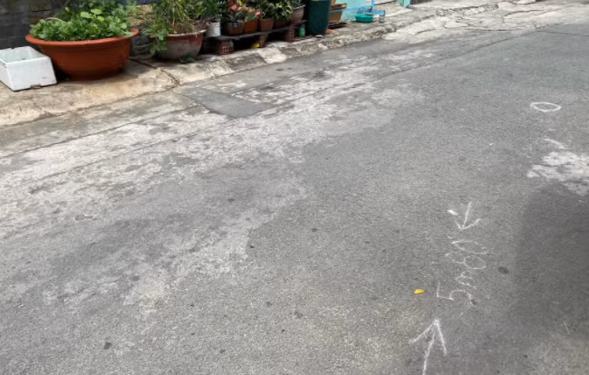  Cụ bà 80 tuổi đi bộ trong hẻm bị xe tải chạy lùi cán chết: Sáng 22/3, cụ bà 80 tuổi đi bộ từ cuối con hẻm 27 đường 12, phường Tam Bình, TP Thủ Đức, TP HCM ra đầu hẻm mua thức ăn. Trên đường quay về nhà ở cuối hẻm, đi được một đoạn khoảng 10m, bà cụ bị một xe tải chạy lùi tông phải và cuốn vào gầm dẫn đến tử vong.