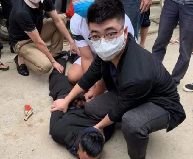 Trong lúc đối tượng đang khống chế để cướp vàng thì bất ngờ bị chị L. đạp ngã, đối tượng bỏ chạy ra ngoài xe để tẩu thoát thì bị chồng chị L. lao ra vật xe máy ngã lăn ra đường. Lúc này, một khẩu súng nhựa trong người đối tượng văng ra đường. Chị L. bị dao của tên cướp gây thương tích nhẹ. 