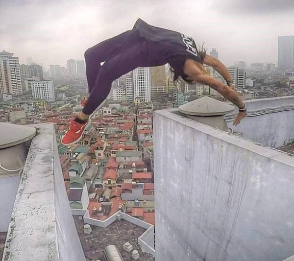 Trần Trọng Hiếu được biết đến là "trùm Parkour" tại Việt Nam. Đầu năm 2019, Trọng Hiếu được biết đến khi thực hiện cú nhảy lộn ngược qua khoảng không của hai nóc nhà 18 tầng ở Hà Nội. Ban đầu anh đo khoảng cách giữa 2 tòa nhà để ước lượng độ rộng cú nhảy. Sau đó, tập luyện trước dưới mặt đất cho quen. Có tới 10 lần liên tiếp nhảy tập đều không thể với tới vạch đó, khi còn thiếu khoảng 20 cm.
