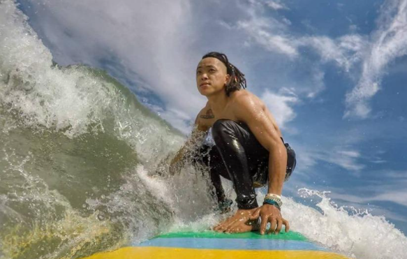 Hiếu đặt mục tiêu phải tập 3 lần chính xác mới lên làm thật. Sau khoảng 2 tiếng, anh quyết định nhảy thật. Lần đầu Hiếu nhảy bị lệch song may mắn vượt qua. Lộn xuống đất tập thêm vài lần cho chắc chắn. Lần thứ hai là cú nhảy hoàn hảo. Thực hiện xong, Hiếu xách ba lô rời đi luôn. Nhào lộn nóc nhà (rooftopping) vô cùng nguy hiểm nên Hiếu luôn cảnh báo bạn bè không bắt chước dưới bất cứ hình thức nào.