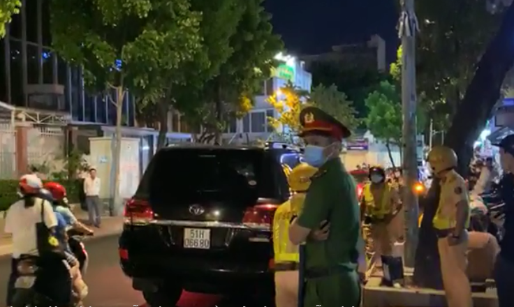 Lực lượng Công an cũng được điều động ở bên ngoài nhà bà Hằng để đảm bảo an ninh.