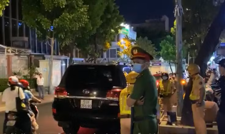 Lực lượng Công an cũng được điều động ở bên ngoài nhà bà Hằng để đảm bảo an ninh.