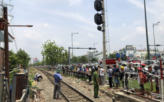  Một phụ nữ bị tàu cán đứt lìa 2 chân, tử vong ở bệnh viện: Ngày 5/4/2021, tàu đang chạy hướng quận Gò Vấp đi TP Thủ Đức, khi đến điểm giao với đường 20 thuộc phường Hiệp Bình Chánh, TP Thủ Đức, TP HCM thì tông trúng một phụ nữ (khoảng 50 tuổi) bất ngờ băng ngang đường ray. Người phụ nữ bị xe lửa cán đứt lìa hai chân, được các nhân viên y tế cấp cứu và đưa đi bệnh viện. Tuy nhiên, do vết thương quá nặng nạn nhân đã tử vong. 