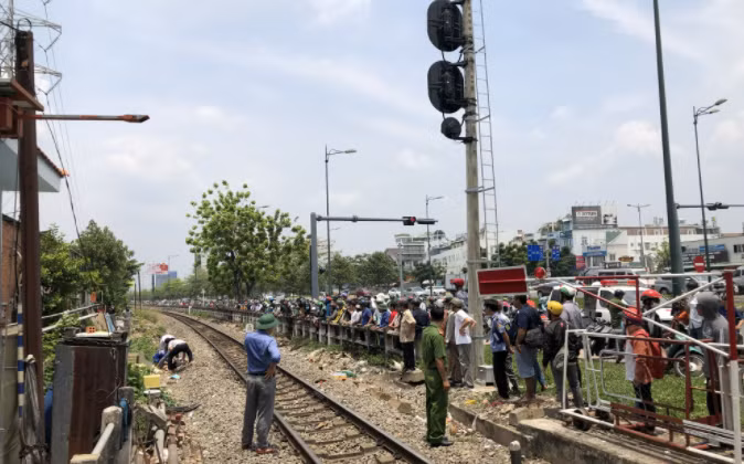 Một phụ nữ bị tàu cán đứt lìa 2 chân, tử vong ở bệnh viện: Ngày 5/4/2021, tàu đang chạy hướng quận Gò Vấp đi TP Thủ Đức, khi đến điểm giao với đường 20 thuộc phường Hiệp Bình Chánh, TP Thủ Đức, TP HCM thì tông trúng một phụ nữ (khoảng 50 tuổi) bất ngờ băng ngang đường ray. Người phụ nữ bị xe lửa cán đứt lìa hai chân, được các nhân viên y tế cấp cứu và đưa đi bệnh viện. Tuy nhiên, do vết thương quá nặng nạn nhân đã tử vong. 