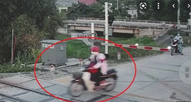  Cố băng qua đường sắt khi tàu đang đến, thanh niên bị tông tử vong: Chiều 23/3, tại tuyến đường sắt Bắc - Nam đoạn qua địa bàn xã Phước Thành (huyện Tuy Phước, tỉnh Bình Định) tàu SE8 chạy hướng Nam-Bắc khi đi qua đoạn giao cắt với tuyến đường dân sinh thuộc xã Phước Thành thì xảy ra va chạm với xe máy do anh Đới Xuân Tùng (SN 1997, trú huyện Tuy Phước) điều khiển. Cú tông khiến nam thanh niên bị hất văng ra xa, tử vong tại chỗ, xe máy biến dạng. 