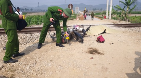  Người đàn ông đi chợ về, bị tàu hỏa tông tử vong: Trưa 23/1/2021, trên đường sắt Bắc – Nam tại xã Quỳnh Hoa, huyện Quỳnh Lưu, Nghệ An ông Nguyễn Văn Lợi (trú xã Quỳnh Hưng, huyện Quỳnh Lưu) điều khiển xe máy băng qua đường sắt thì bị tàu hàng Bắc –Nam lưu thông từ Hà Nội về Vinh tông phải. Cú va chạm mạnh khiến tàu cuốn xe máy đi 1 đoạn, người điều khiển xe máy tử vong tại chỗ. 