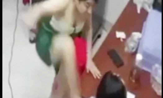  Nguyên nhân bà mẹ "đánh con gái tới tấp" ở TP HCM: Ngày 24/3, UBND quận Phú Nhuận, TP HCM đã có thông tin ban đầu về vụ việc bé gái bị mẹ ruột bạo hành. Theo đó, người mẹ xuất hiện trong đoạn clip lan truyền tối 23/3, là chị L.T.H.T. (31 tuổi, ngụ Phường 5, quận Phú Nhuận) và bé gái bị bạo hành tên là K. hiện đang là học sinh lớp 6. Nguyên nhân người mẹ đánh con là do áp lực cuộc sống và bé không vâng lời.