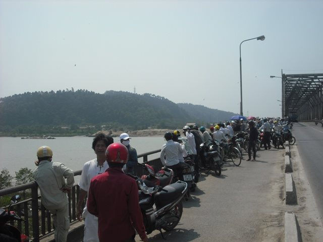  Phát hiện thi thể nam thanh niên trôi trên sông Lam: Sáng 24/3, người dân phát hiện một thi thể nổi trên sông Lam đoạn xã Hưng Hòa, TP Vinh (Nghệ An) nên đã báo tin cho cơ quan chức năng. Đến khoảng 10h cùng ngày, lực lượng chức năng đã vớt được thi thể nạn nhân lên bờ. Danh tính nạn nhân được xác định là anh H.V.S. (SN 1994, trú tại phường Hưng Bình, TP Vinh). 