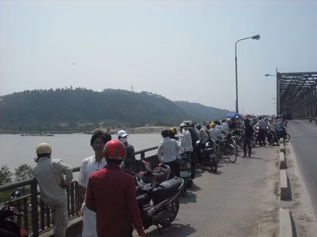  Phát hiện thi thể nam thanh niên trôi trên sông Lam: Sáng 24/3, người dân phát hiện một thi thể nổi trên sông Lam đoạn xã Hưng Hòa, TP Vinh (Nghệ An) nên đã báo tin cho cơ quan chức năng. Đến khoảng 10h cùng ngày, lực lượng chức năng đã vớt được thi thể nạn nhân lên bờ. Danh tính nạn nhân được xác định là anh H.V.S. (SN 1994, trú tại phường Hưng Bình, TP Vinh). 