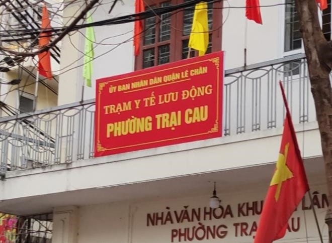  Buộc thôi việc trạm trưởng y tế lưu động vì nhận 1,5 triệu mới cho F0 đi viện: 24/3, Trung tâm Y tế quận Lê Chân, Hải Phòng cho biết vừa ban hành quyết định thi hành kỷ luật buộc thôi việc với ông Nguyễn Mạnh Hùng - nhân viên khoa Nội tổng hợp, Trung Tâm y tế quận Lê Chân (phụ trách Trạm Y tế lưu động phường Trại Cau) vì nhận tiền chuyển viện của F0.. Thời gian thi hành kỷ luật từ 22/3. 