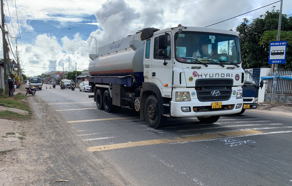  Xe bồn vượt xe máy, nữ sinh lớp 9 tử vong: Sáng 24/3, ông Nguyễn Minh Hoàng (51 tuổi, ngụ huyện Long Điền, tỉnh Bà Rịa - Vũng Tàu) điều khiển xe máy chở con gái là N.T.M.D (15 tuổi, học sinh lớp 9) khi đi đến xã An Nhứt, huyện Long Điền thì xe bồn biển kiểm soát 72L-2070 chạy cùng chiều phía sau vượt lên và xảy ra va chạm. Tai nạn khiến xe máy ông Hoàng ngã ra đường, em D. bị xe bồn cán ngang người gây tử vong tại chỗ. 