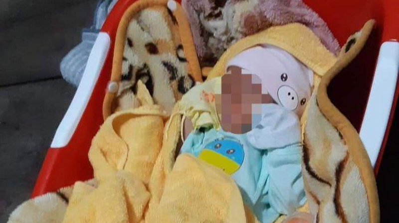  Bé trai 3kg bị bỏ rơi trước cổng nhà dân: Ngày 24/3, UBND xã Võ Ninh, huyện Quảng Ninh, tỉnh Quảng Bình thông tin, ông Nguyễn Quynh (thôn Thượng Hậu) vừa trình báo sự việc một cháu bé sơ sinh bị bỏ rơi trước cổng nhà. Theo đó, ông Quynh phát hiện một bé trai khoảng một tuần tuổi, nặng khoảng 3kg được đặt bên đường, ngay trước cổng nhà mình. Hiện sức khỏe của bé trai bị bỏ rơi ổn định. 