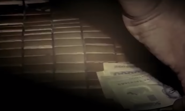 Trong lúc thả màn, Bình phát hiện phía trên đầu giường của nạn nhân có một xấp tiền hơn 8 triệu đồng buộc bằng dây thun nên lấy cất vào người. Tuy nhiên, để chắc chắn không còn để lại dấu vết gì, Bình lại cầm chổi quét từ trên gác xuống cầu thang và khắp nhà một lần nữa rồi mới thoát ra phía sau và khép cửa lại.