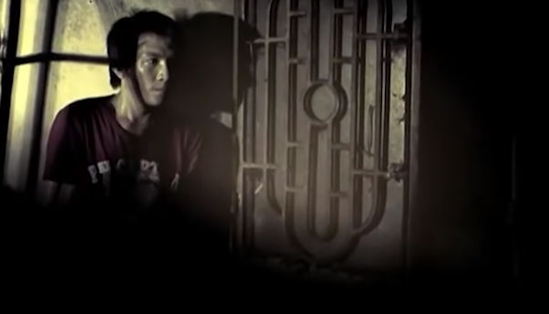 Đến khoảng 23h cùng ngày, trong lúc đang ngủ bỗng nhiên Bình nghe tiếng chốt cửa mở. Bình giật mình tỉnh giấc chồm dậy thì cũng vừa lúc bà Hảo đi đâu đó về và mở cửa để xuống phía nhà bếp. Lúc này Bình kịp đứng sát bờ tường, nấp phía sau cánh cửa nên bà Hảo không phát hiện. Bình đẩy cửa lên nhà trên, chạy lên gác lửng và nấp phía sau tấm rèm cửa. Xong việc, bà Hảo lên nhà để thắp hương và khi lên gác thì phát hiện Bình.