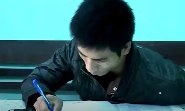 Tại cơ quan Công an, Bình khai nhận do không có việc làm ổn định, nhưng ngày 27/1/2012, Bình tham gia đánh bạc thua hết 2,5 triệu đồng. Không có tiền trả, Bình đem chiếc xe máy của anh rể đi cầm. Để có tiền tiếp tục tiêu xài, Bình nảy sinh ý định trộm cắp tài sản.