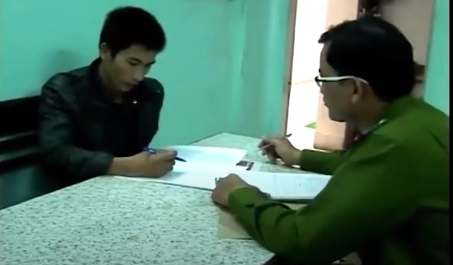 Tại đây, Bình cất đôi dép bên lùm cây, chân mang tất rồi leo hàng rào, tiến đến mở cửa sau vào nhà bà Hảo. Tuy nhiên, từ nhà trên xuống nhà dưới của bà Hảo có một cánh cửa nữa đã bị đóng phía trên nên Bình không thể mở được. Hì hục một hồi, vừa mệt vừa buồn ngủ, Bình ngồi bên cạnh cánh cửa ngủ lúc nào không biết.