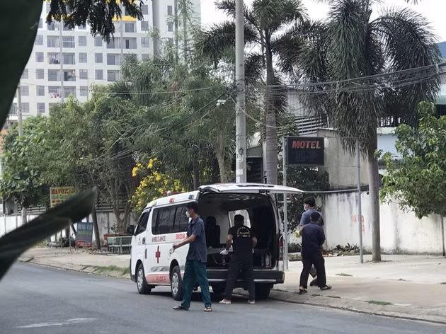  Phát hiện người đàn ông chết "lõa thể" trong khách sạn: Sáng 29/3, người dân phát hiện thi thể anh Bùi Thế D. (SN 1977, quê Khánh Hòa) tử vong trong tư thế nằm sấp trên giường, trên người chỉ mặc chiếc quần lót, chiếc điện thoại rơi dưới nền nhà ở khách sạn thuộc khu dân cư 19/8, nằm trên quốc lộ 1K, phường Đông Hòa, TP Dĩ An, tỉnh Bình Dương. 