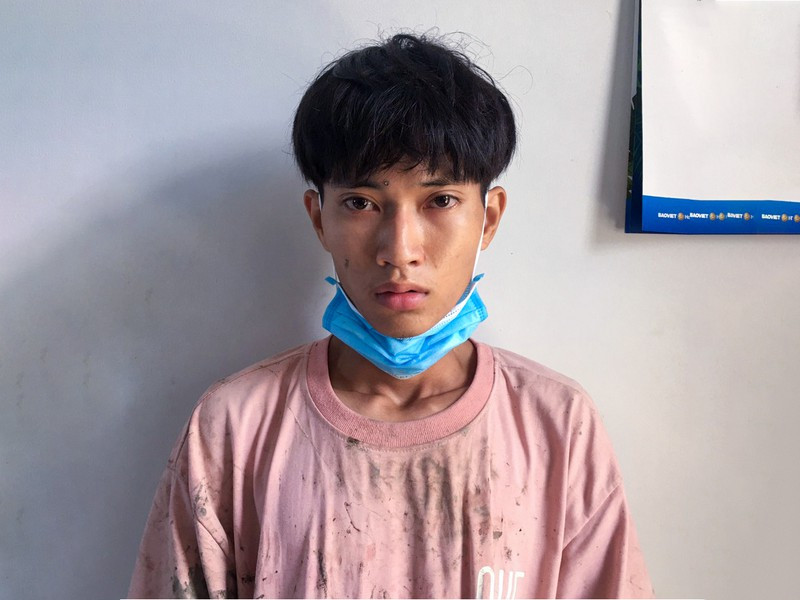  Giả làm người bán tôm để cướp tiền của thương lái: Nói rằng nhà đang xổ vuông tôm, muốn bán số lượng lớn, Phạm Dũy Ân (21 tuổi, ngụ huyện An Biên, Kiên Giang) đã hẹn ông N.V.K (50 tuổi, trú cùng huyện) đến cung đường vắng để cướp tiền. Ngày 29/3, Công an huyện An Biên cho biết đã khởi tố bị can, bắt tạm giam đối với Ân. 