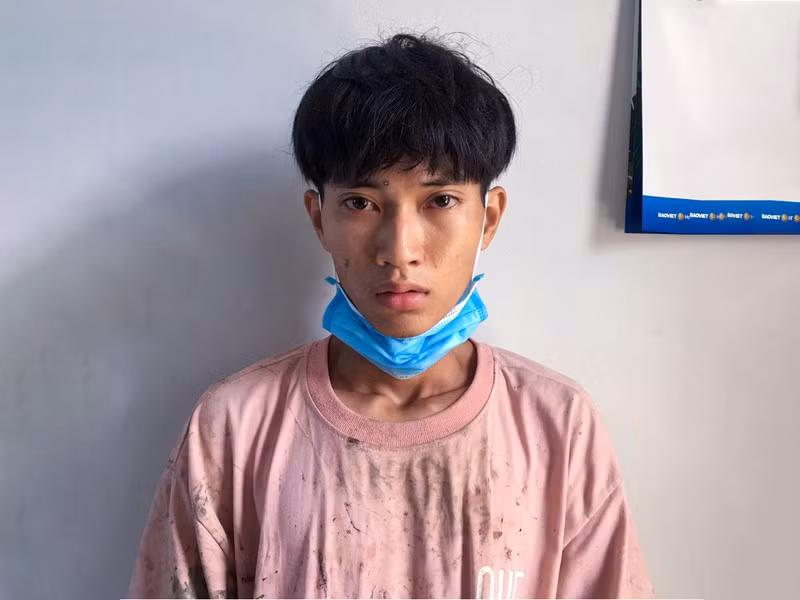  Giả làm người bán tôm để cướp tiền của thương lái: Nói rằng nhà đang xổ vuông tôm, muốn bán số lượng lớn, Phạm Dũy Ân (21 tuổi, ngụ huyện An Biên, Kiên Giang) đã hẹn ông N.V.K (50 tuổi, trú cùng huyện) đến cung đường vắng để cướp tiền. Ngày 29/3, Công an huyện An Biên cho biết đã khởi tố bị can, bắt tạm giam đối với Ân. 